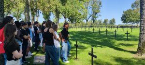 Les 3e devant le cimetière allemand de Fricourt