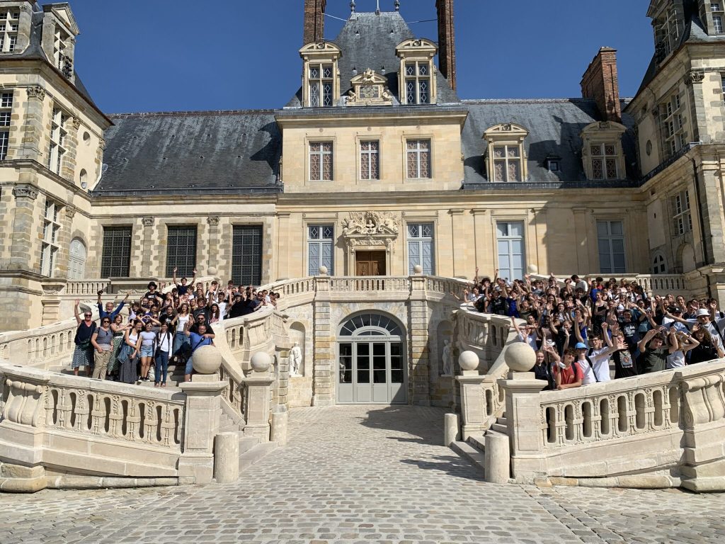 Les secondes en journée d'intégration, devant l'escalier en fer à cheval de Fontainebleau