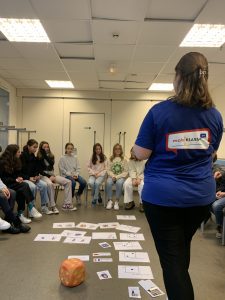 Les élèves de 6e se présentent en allemand avec le jeu du dé.