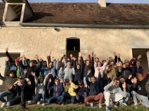 Le groupe des jeunes catéchisés en 5e, réjoui devant un des bâtiments de l'abbaye de Notre-Dame de l'Ouÿe