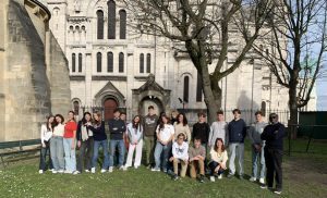 les confirmands dans le jardin de St-Pierre-de-Montmartre